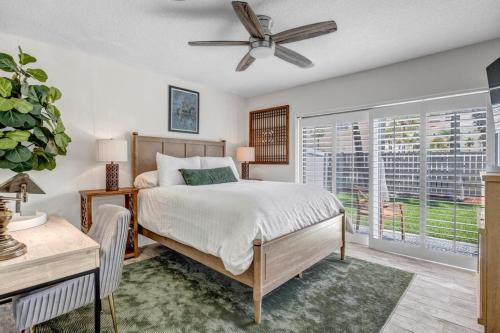 Voodi või voodid majutusasutuse Coastal Current - 3BR steps to the beach toas