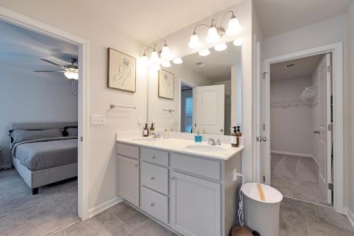 Phòng tắm tại Electric & Vibrant Home Minutes from Downtown ATL