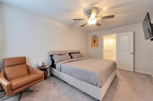 Giường trong phòng chung tại Electric & Vibrant Home Minutes from Downtown ATL