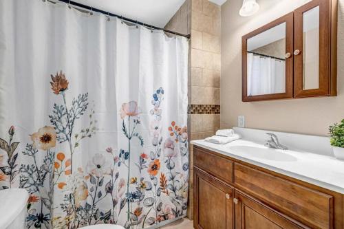 Vannituba majutusasutuses Cordova Palms - 4BR near Castill w BBQ