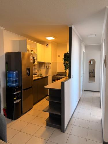 une cuisine avec un réfrigérateur et un plan de travail dans l'établissement Vista de la cuidad céntrica, ubicado a pasos del mall , restaurantes con excelentes conectivilidad, à Rancagua