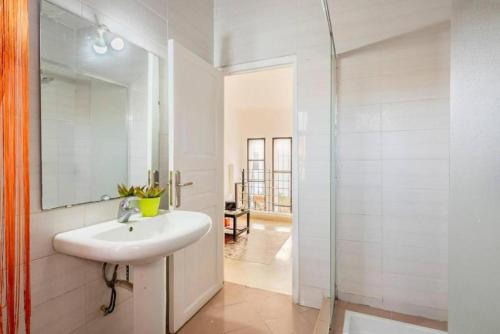 Phòng tắm tại Cosy and Spacious 4BR villa 5 min to Hay Riad