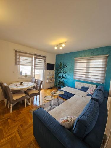 Χώρος καθιστικού στο Jovana stan na dan Pale