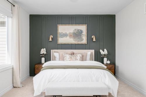 Ένα ή περισσότερα κρεβάτια σε δωμάτιο στο Stylish and Cozy Muskoka Vacation Home