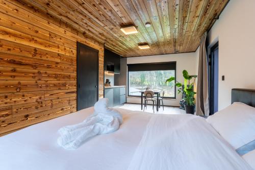 Postel nebo postele na pokoji v ubytování ZenArden - Ninglinspo Valley view Lodge