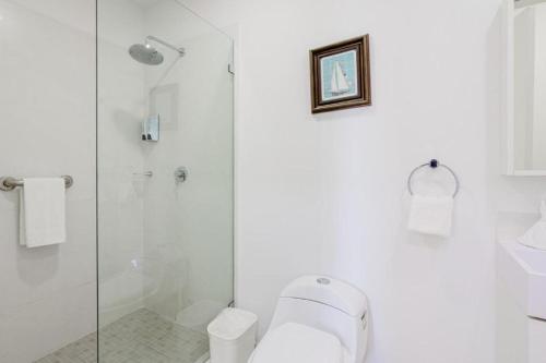 ein weißes Badezimmer mit Dusche und Toilette in der Unterkunft Arubas Life 403 in Noord