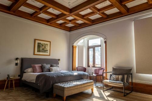 a bedroom with a bed and an arched window at Apart Hotel Dresden in Santiago