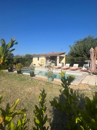 eine Villa mit Swimmingpool und ein Haus in der Unterkunft Suite privée tout confort in Gargas