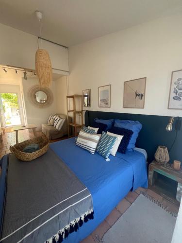 Schlafzimmer mit blauem Bett und blauer Bettwäsche in der Unterkunft Suite privée tout confort in Gargas