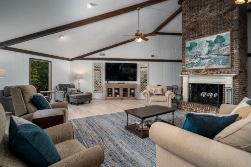 Televiisor ja/või meelelahutuskeskus majutusasutuses Bama Lake House- 2 Story Boat Dock- Beautiful View