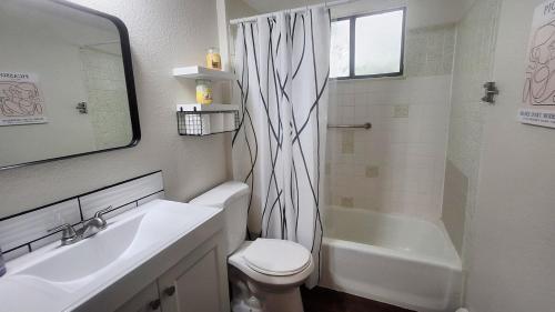 Koupelna v ubytování Longmont board games, beds, and boats - 2BR