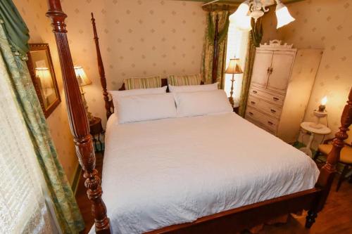 Schlafzimmer mit einem Bett mit Holzpfosten in der Unterkunft Peddler's Pad in Jonesborough