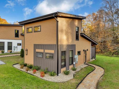 een huis met een garage op een gazon bij Blue Ridge at Goose Gap Reserve #2 in Pleasant Hill