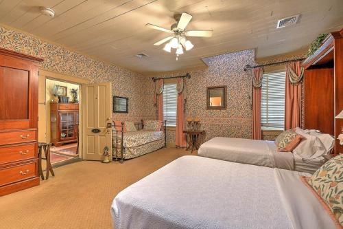 ein Schlafzimmer mit zwei Betten und einem Deckenventilator in der Unterkunft Jury Room in Jonesborough