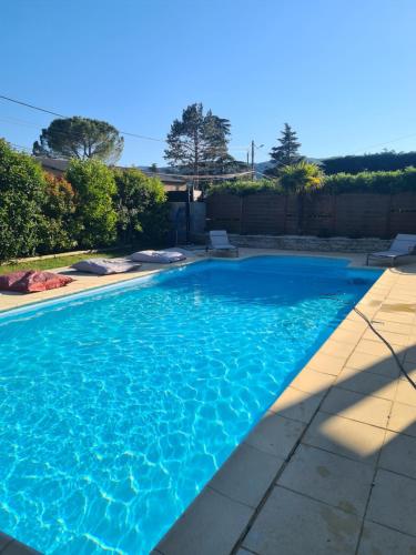 Bazén v ubytování Loresentiel nebo v jeho okolí