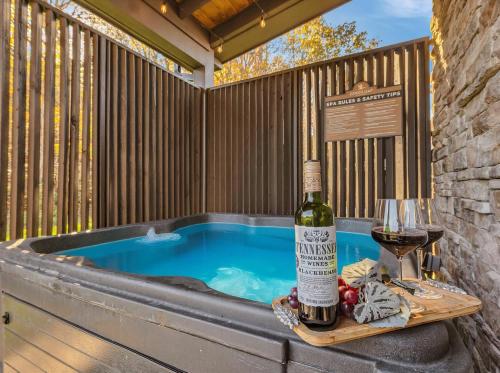 een fles wijn en een glas naast een hot tub bij Blue Ridge at Goose Gap Reserve #2 in Pleasant Hill