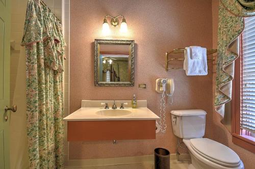 ein Badezimmer mit Waschbecken, Toilette und Spiegel in der Unterkunft The Maxwell Room in Jonesborough