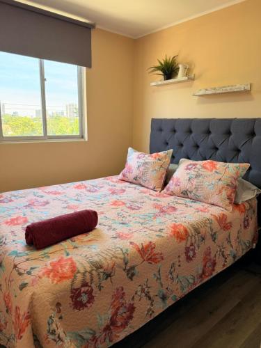 a bedroom with a bed with a large window at Dep 3 habitaciones 1,5 baños céntrico parking wif TV en habitaciones in Rancagua