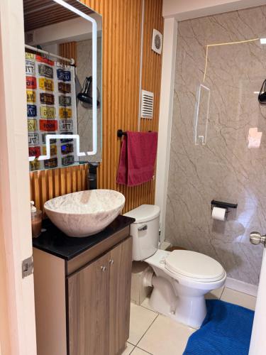 a bathroom with a sink and a toilet at Dep 3 habitaciones 1,5 baños céntrico parking wif TV en habitaciones in Rancagua