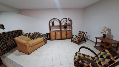 ein Wohnzimmer mit Sofa und Tisch in der Unterkunft Kaza Manata in Praia