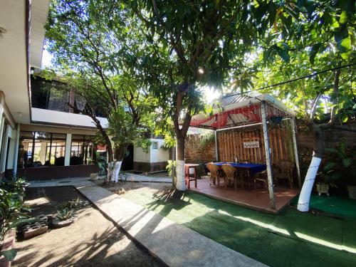 ein Haus mit einem Pavillon und einem Tisch im Garten in der Unterkunft Hotel D' Palacio Real in San Miguel