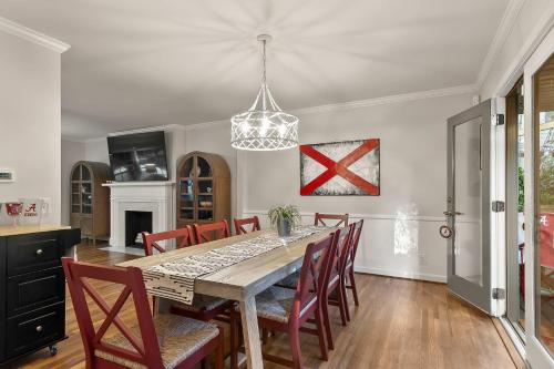 Φωτογραφία από το άλμπουμ του Sweet Home Bama Hideaway-Walk to UA & Bryant Denny Stadium σε Tuscaloosa