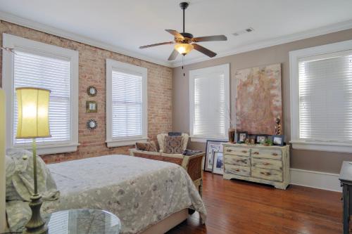 ein Schlafzimmer mit einem Bett und einem Deckenventilator in der Unterkunft Riverview Condo - 1bed 1&5bath, Downtown Natchez, Washer & Dryer in Natchez