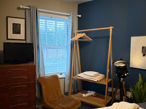 a bedroom with a room with a bed and a window at Cute & Funky One Bed, Salisbury, UK in Old Sarum