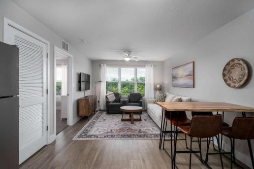 Χώρος καθιστικού στο Fourth & River - Top-Floor condo with River Views - 3 King Suites