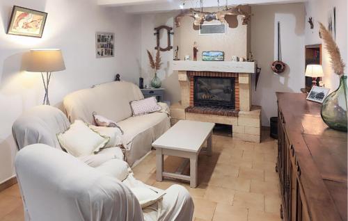 Posezení v ubytování 2 Bedroom Awesome Home In Pardailhan