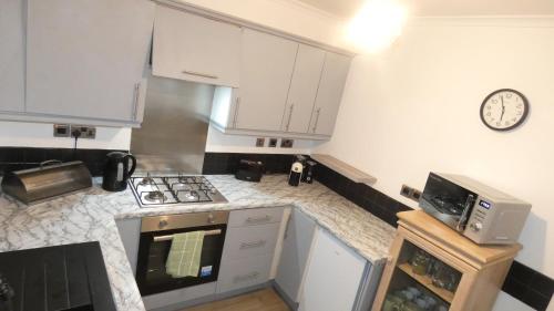 Spacious 3 Bedrooms 7 Beds Maisonette with 1 Bathroom 1WC 4 Smart TV's with Adaptable Lounge Area Tram access near Salford Quays and MCR City Centre photo 72