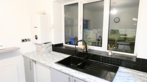 Spacious 3 Bedrooms 7 Beds Maisonette with 1 Bathroom 1WC 4 Smart TV's with Adaptable Lounge Area Tram access near Salford Quays and MCR City Centre photo 70