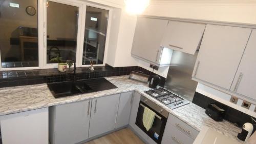 Spacious 3 Bedrooms 7 Beds Maisonette with 1 Bathroom 1WC 4 Smart TV's with Adaptable Lounge Area Tram access near Salford Quays and MCR City Centre photo 69
