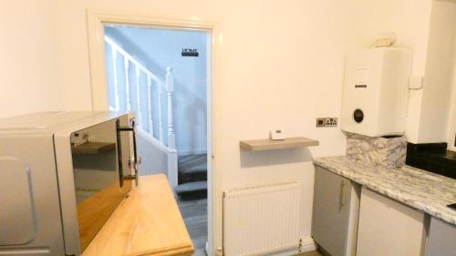 Spacious 3 Bedrooms 7 Beds Maisonette with 1 Bathroom 1WC 4 Smart TV's with Adaptable Lounge Area Tram access near Salford Quays and MCR City Centre photo 68