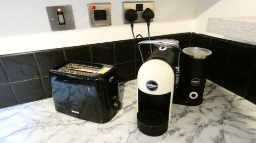 Spacious 3 Bedrooms 7 Beds Maisonette with 1 Bathroom 1WC 4 Smart TV's with Adaptable Lounge Area Tram access near Salford Quays and MCR City Centre photo 67