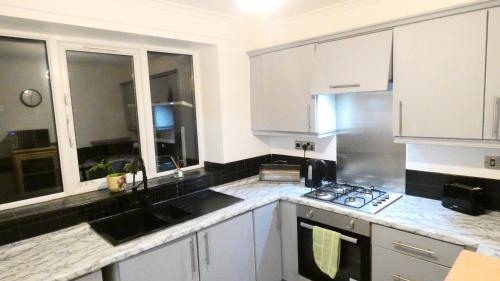 Spacious 3 Bedrooms 7 Beds Maisonette with 1 Bathroom 1WC 4 Smart TV's with Adaptable Lounge Area Tram access near Salford Quays and MCR City Centre photo 65