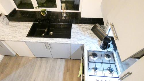 Spacious 3 Bedrooms 7 Beds Maisonette with 1 Bathroom 1WC 4 Smart TV's with Adaptable Lounge Area Tram access near Salford Quays and MCR City Centre photo 74