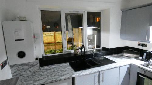 Spacious 3 Bedrooms 7 Beds Maisonette with 1 Bathroom 1WC 4 Smart TV's with Adaptable Lounge Area Tram access near Salford Quays and MCR City Centre photo 73