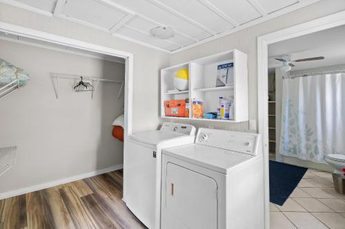 - une buanderie avec un lave-linge et un sèche-linge dans l'établissement Cozy Calhoun Getaway, à Calhoun