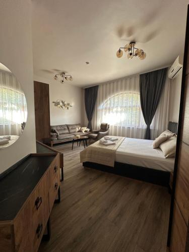 ein Schlafzimmer mit Bett und ein Wohnzimmer in der Unterkunft Georgia Suites in Lyubimets