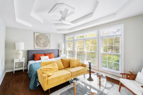 une chambre avec un lit, un canapé et des fenêtres dans l'établissement Cozy Calhoun Getaway, à Calhoun