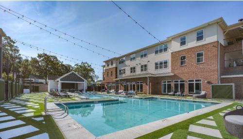 Bassein majutusasutuses High Cotton - 3BR 3BA Condo Near UA with Pool & Gym või selle lähedal