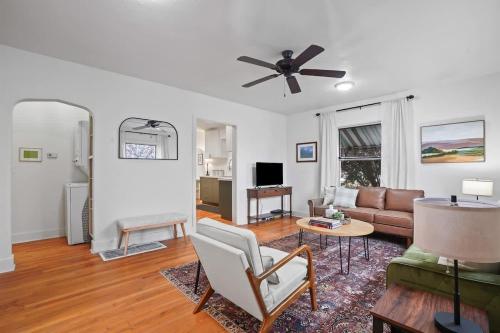 Μια τηλεόραση ή/και κέντρο ψυχαγωγίας στο Whitetail Bungalow 10 min walk Downtown Nampa