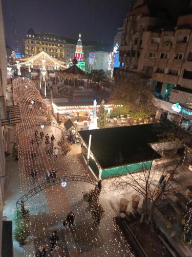 een stad met kerstverlichting en rondlopende mensen bij Central Home Apartment in Craiova