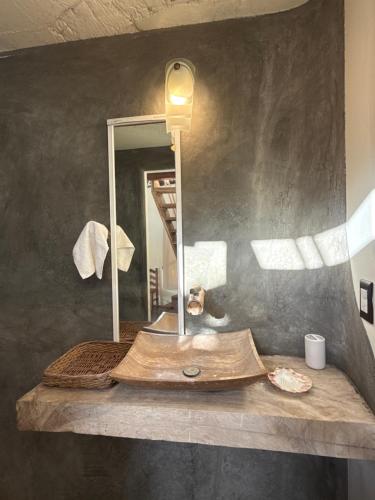 ein Badezimmer mit einem Waschbecken mit Spiegel in der Unterkunft Casa Siddhartha in Mazunte