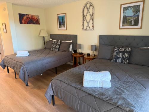 Postel nebo postele na pokoji v ubytování Cozy Condopet Friendly Slopes Brewery