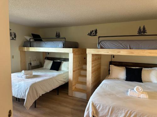 Postel nebo postele na pokoji v ubytování Cozy Condo Slopes, Brewery, Fireplace & View