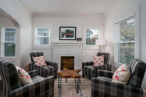 Istumisnurk majutusasutuses Roll Tide Bungalow-3 miles to UA- 5 TVs- Game Room