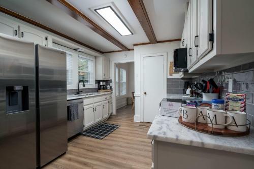 Köök või kööginurk majutusasutuses Roll Tide Bungalow-3 miles to UA- 5 TVs- Game Room