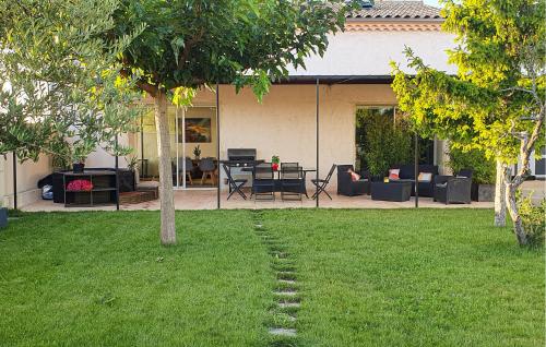 En have udenfor Maison Avec Piscine